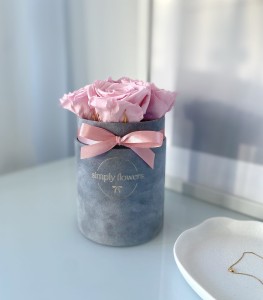 Pudroworóżowe wieczne róże szary flower box Mini