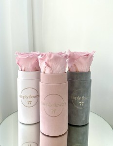 Wieczna pudrowo-różowa róża w pudrowo-różowym flower boxie – Petit