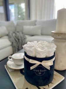 Białe wieczne róże czarny flower box Midi