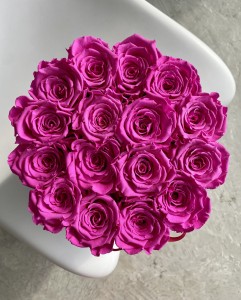 Wieczne intensywnie różowe róże w czarnym flower boxie – Maxi