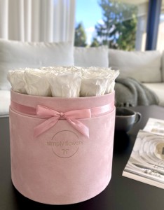 Wieczne białe róże w pudrowo-różowym flower boxie – Maxi