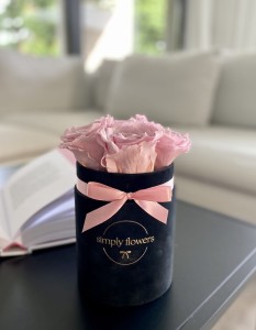 Wieczne pudrowo-różowe róże w czarnym flower boxie – Mini prezent