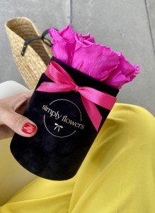 Wieczne intensywnie różowe róże w czarnym flower boxie – Mini prezent 