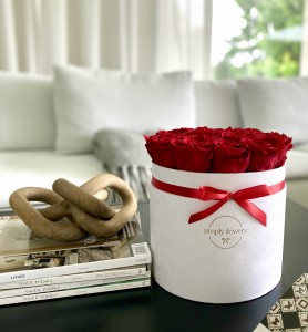 Wieczne czerwone róże w białym flower boxie – Maxi prezent