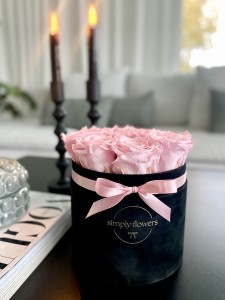 Pudroworóżowe wieczne róże czarny flower box Midi