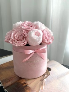 Wieczne piwonie i róże w pudrowo różowym flower boxie – prezent Midi