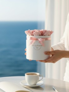 Pudroworóżowe wieczne róże biały flower box Midi