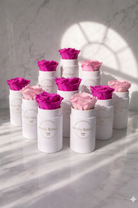 ieczna intensywnie różowa róża w białym flower boxie – Petit prezent